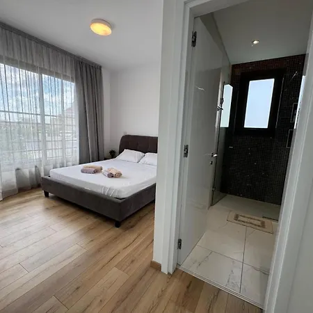 Luxury 3 Bedroom With Pool פאפוס