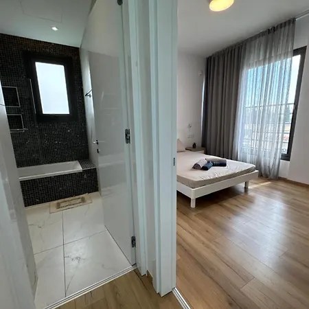 Luxury 3 Bedroom With Pool *