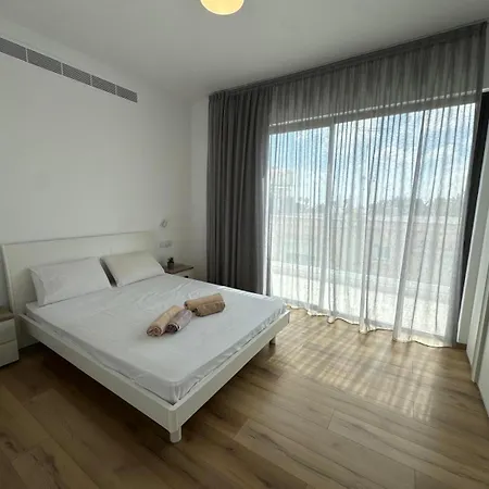 Luxury 3 Bedroom With Pool וילה *