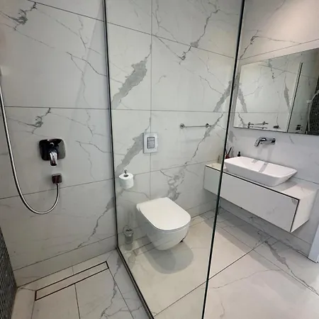 Luxury 3 Bedroom With Pool *