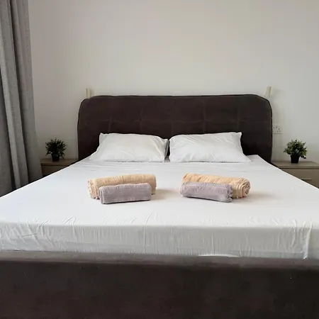 Luxury 3 Bedroom With Pool וילה *