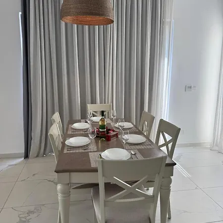 וילה Luxury 3 Bedroom With Pool פאפוס