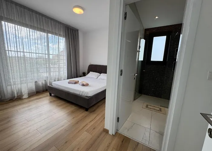 Luxury 3 Bedroom With Pool Пафос