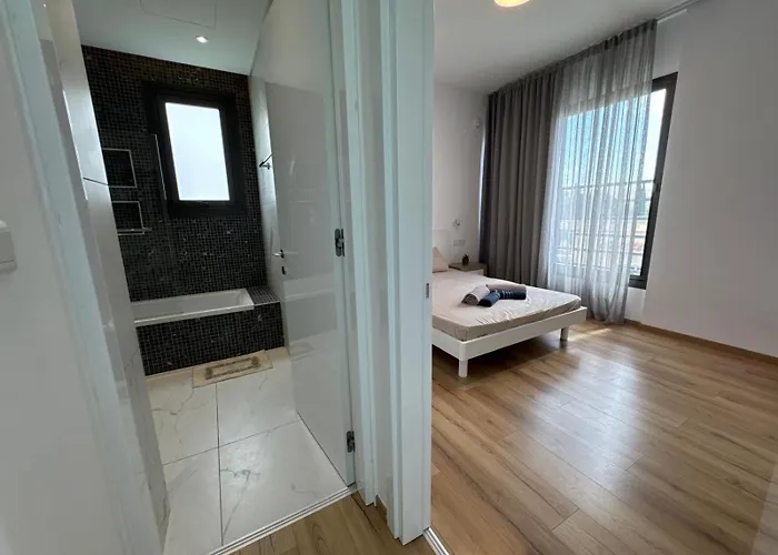 Luxury 3 Bedroom With Pool *