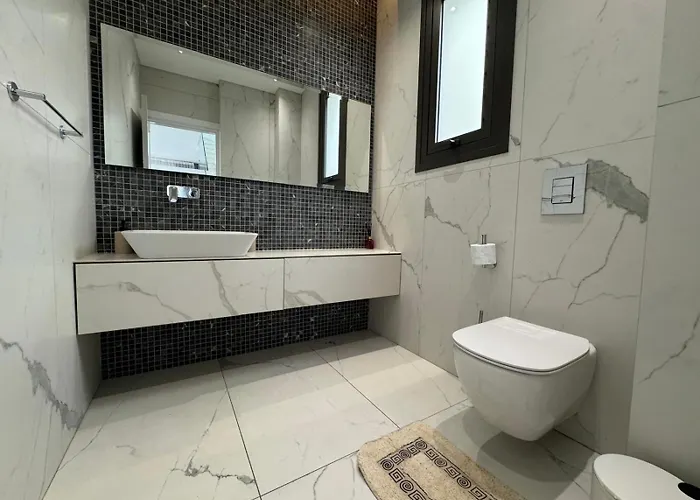 Luxury 3 Bedroom With Pool Πάφος