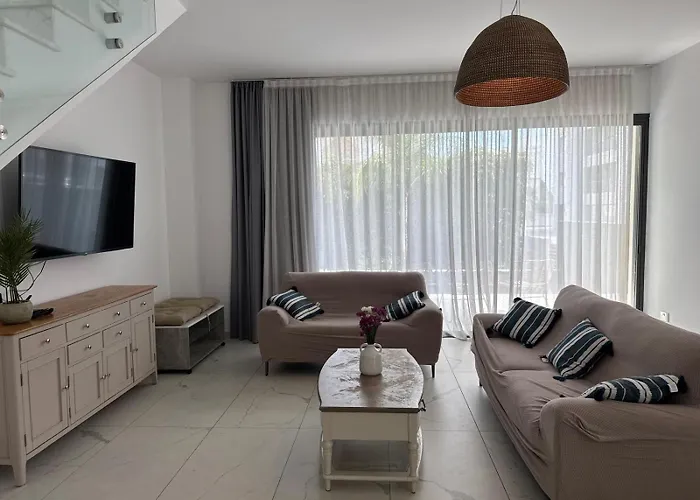 Вилла Luxury 3 Bedroom With Pool