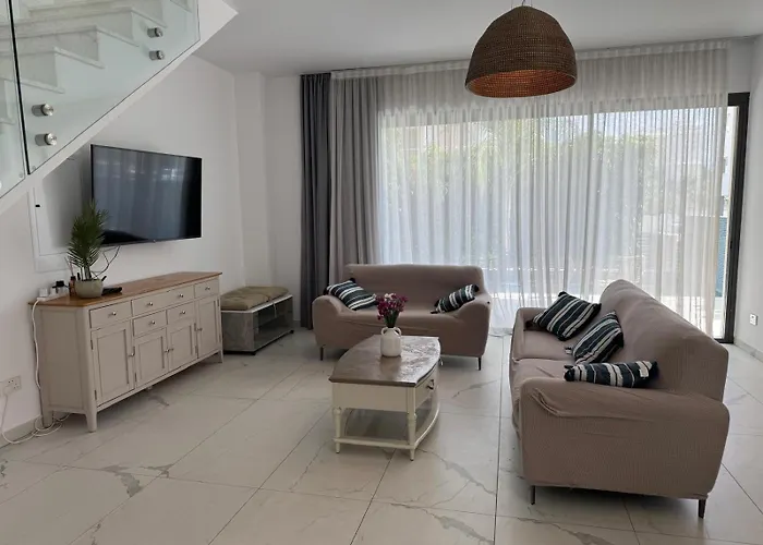 Luxury 3 Bedroom With Pool Вилла Пафос