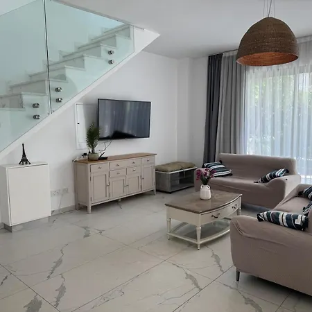 Luxury 3 Bedroom With Pool Βίλα *