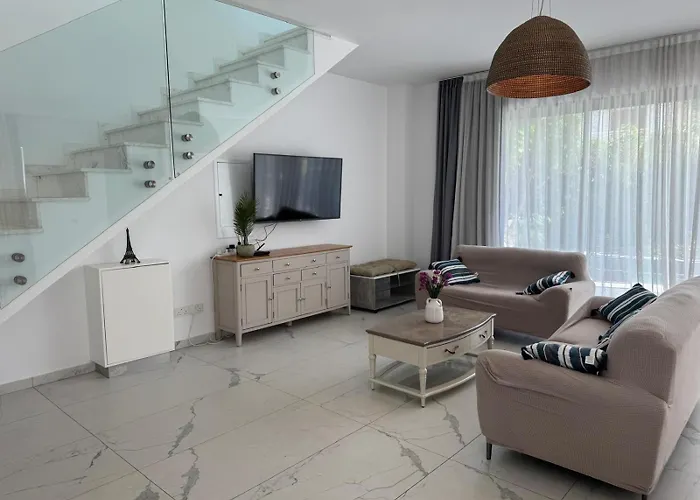 Luxury 3 Bedroom With Pool Βίλα *