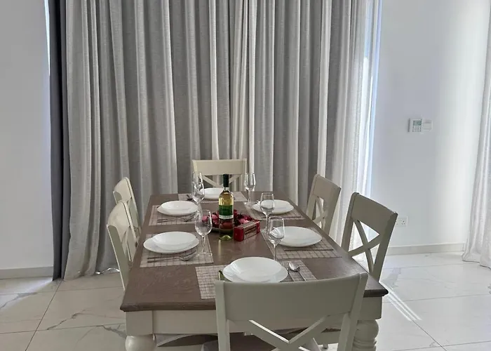 Vila Luxury 3 Bedroom With Pool Paphos